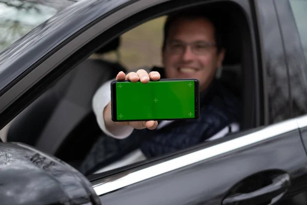 Uomo tenere smartphone in auto — Foto Stock