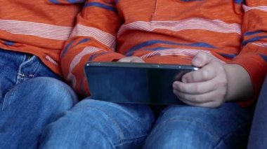 Sevimli Çocuklar Akıllı Telefon Oyunları Oynuyor.