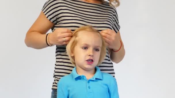 Mãe acaricia seus filhos cabelo — Vídeo de Stock