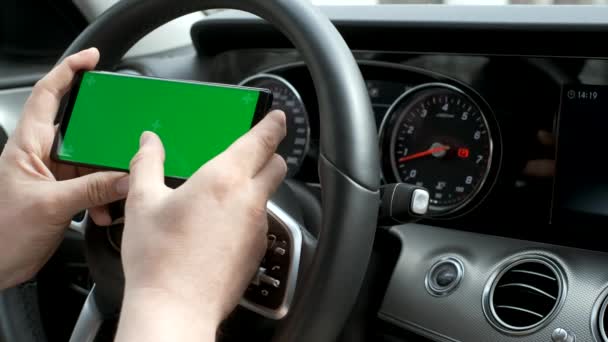 Člověk má telefon smartphone v autě na pozadí řídicího panelu — Stock video
