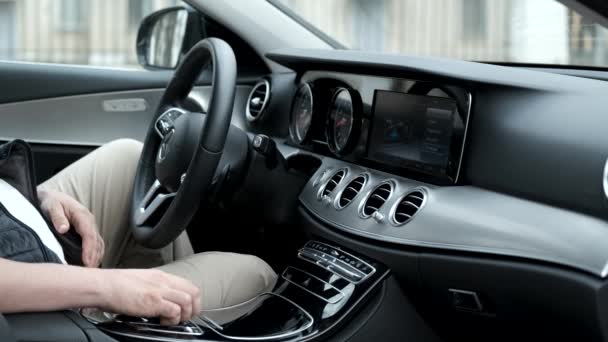 Pantalla grande adicional con instrumentos de control de coche — Vídeo de stock