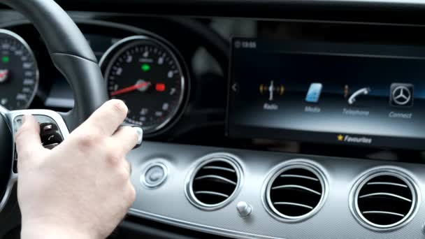 Pantalla grande adicional con instrumentos de control de coche — Vídeos de Stock