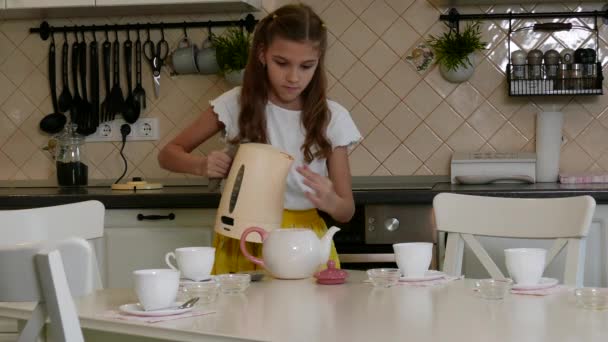 The girl pours boiling water on the teapot — Stock Video