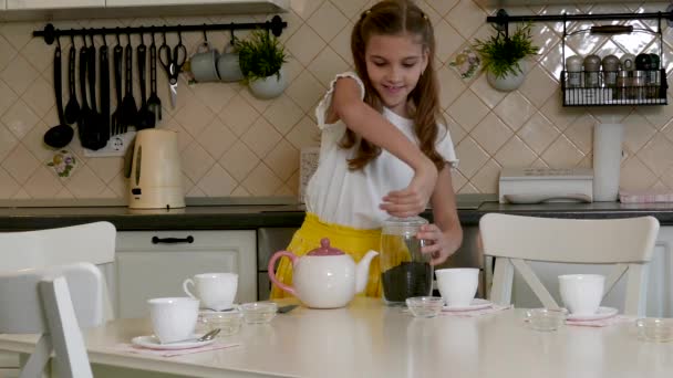 The girl pours tea in the teapot — Stock Video