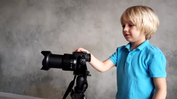 O menino interpreta o diretor de cinema — Vídeo de Stock