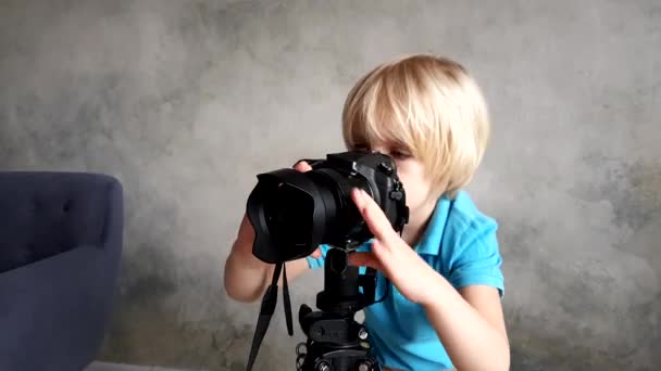 Pojken spelar filmregissören — Stockvideo