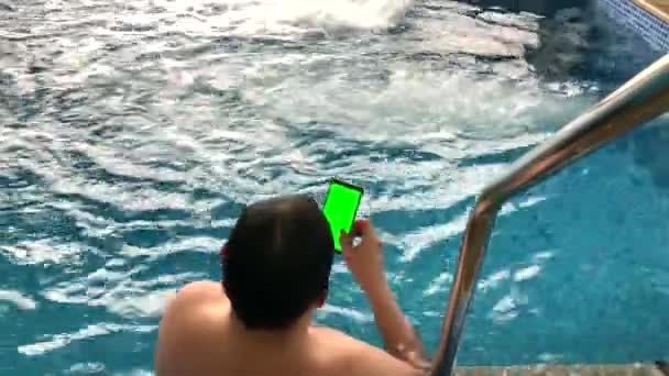 成年男子在游泳池休息 — 图库视频影像