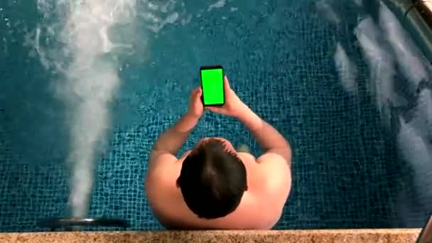 Les hommes adultes se reposent dans la piscine — Video