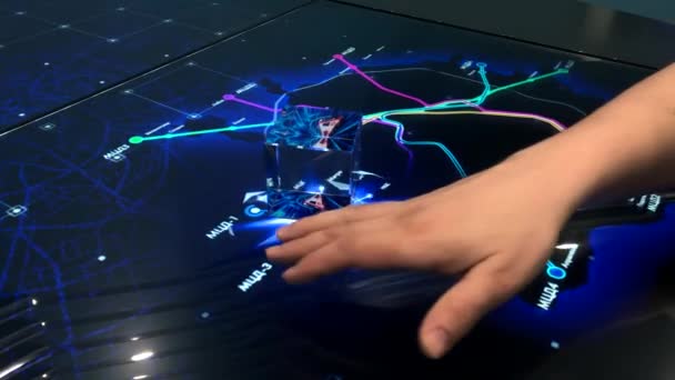 Tavolo touchscreen interattivo con le mani — Video Stock