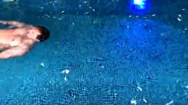Şişmanlar havuzda yüzüyor..