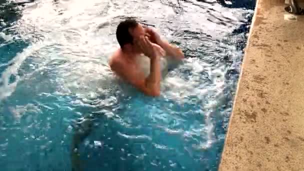 Pool Wasserstrahl Massage — Stockvideo