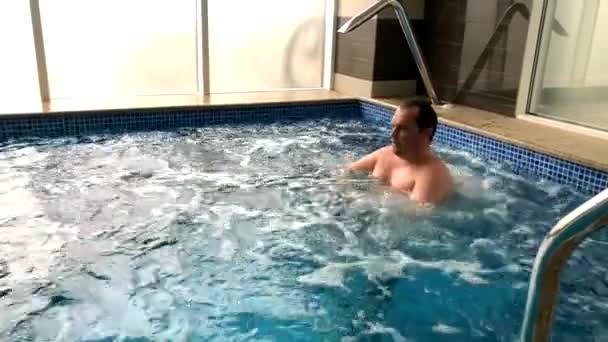 Masaje de chorro de agua de piscina activa — Vídeo de stock