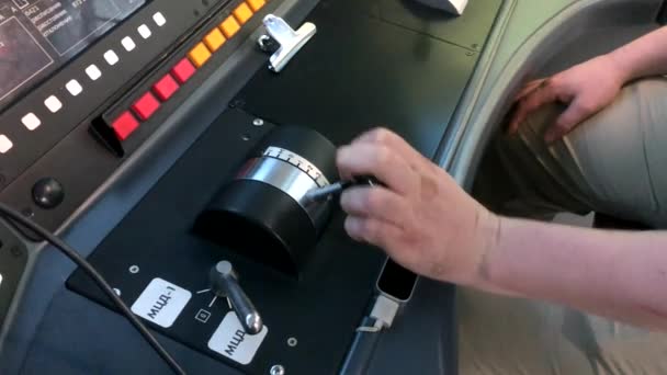 La mano del conductor del tren en la palanca de empuje de los controles del tablero de instrumentos en la cabina de la cabina . — Vídeos de Stock
