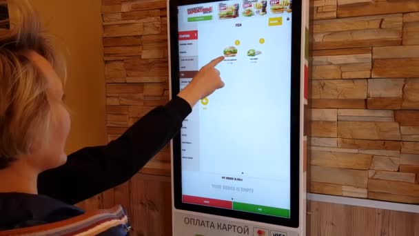 Interaktivní nabídka uvnitř Burger King Restaurant — Stock video