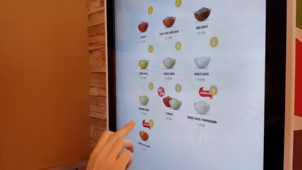 Menú interactivo Dentro del restaurante Burger King — Vídeos de Stock