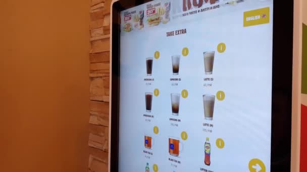 Interaktiv meny inuti Burger King restaurang — Stockvideo