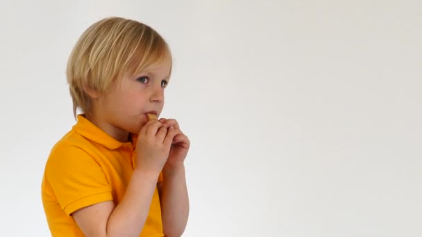 Ребёнок ест шоколад — стоковое видео
