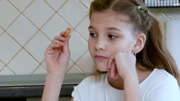 Fille enfant manger un bagel — Video