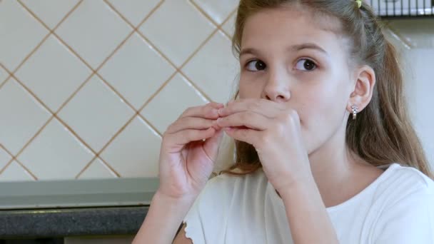 Menina criança comendo um bagel — Vídeo de Stock