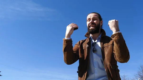 L'uomo attivamente giura con l'interlocutore al telefono — Foto Stock