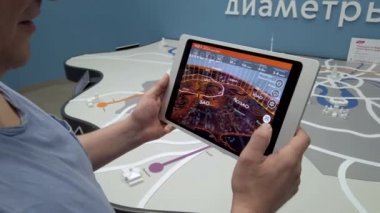 Elinde Ar tablet bilgisayar