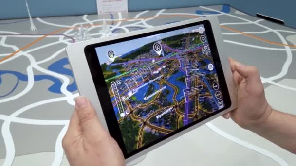 AR tablet computer in handen — Stockvideo