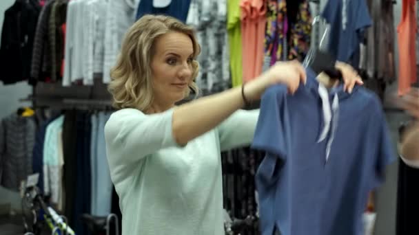 Jovem mulher atraente compras para roupas — Vídeo de Stock