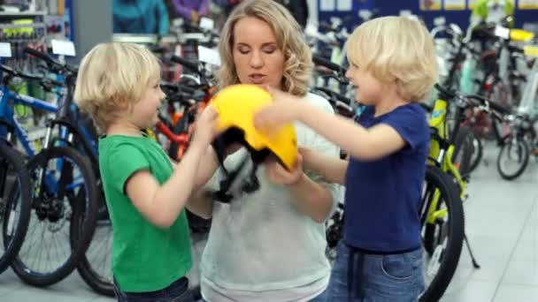 Twins quarrel in the store because of the new bicycle helmet — Stock Video