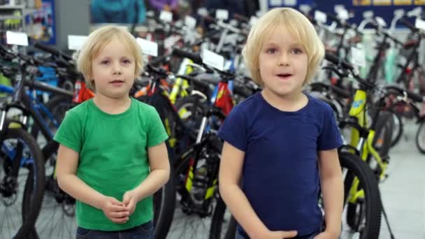 スポーツ店で抱き合う双子 — ストック動画