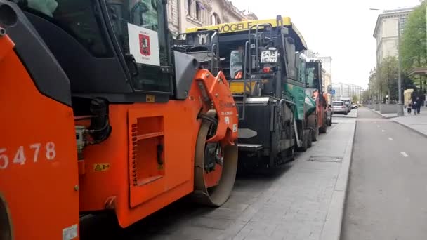 Machine asphalte sur la rue de la ville — Video