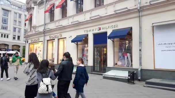 Піпе руху перед Омега і Томмі Hilfiger бутік в центрі Москви — стокове відео