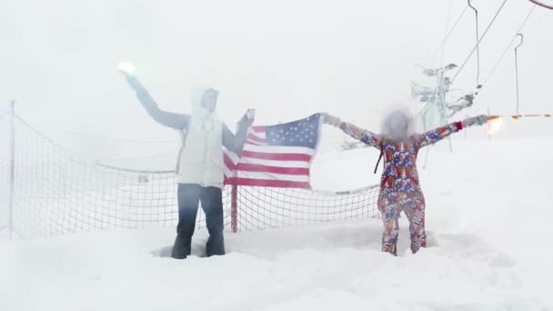 Två tjejer med flaggan i USA på skidbacken — Stockvideo