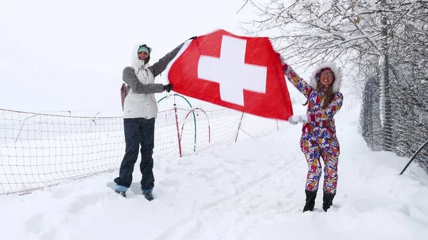 İsviçre rüzgarda sallayarak ulusal bayrak — Stok fotoğraf