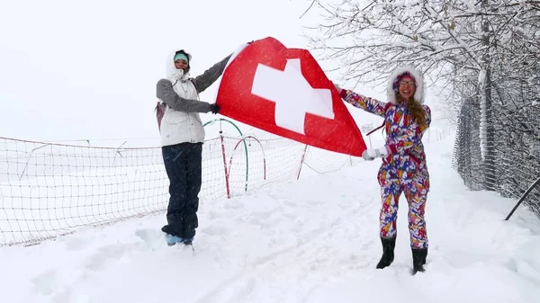 Bandera nacional de Suiza ondeando al viento —  Fotos de Stock