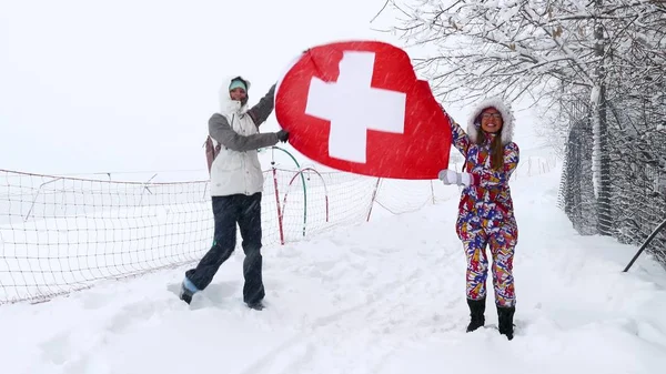 İsviçre rüzgarda sallayarak ulusal bayrak — Stok fotoğraf