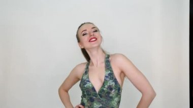 Yeşil vücut poz Pretty esmer