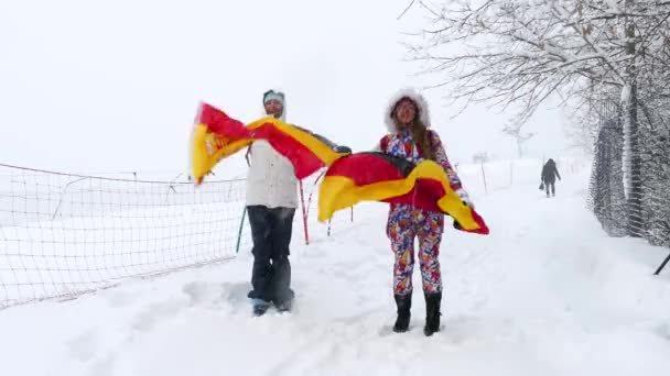 風に揺れるスペイン国旗. — ストック動画