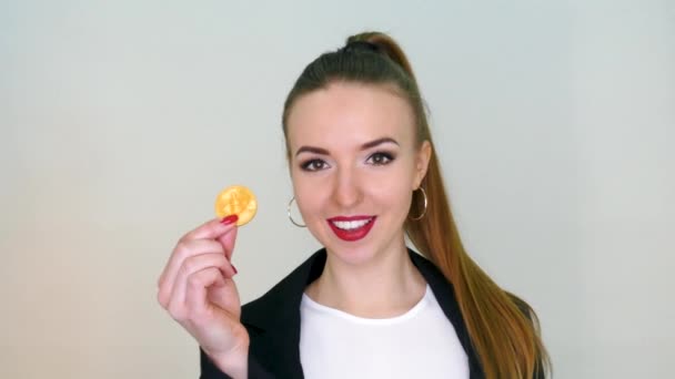 Hübsche Frau mit Bitcoin — Stockvideo