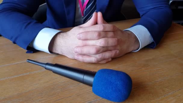 Руки репортерів з мікрофоном — стокове відео