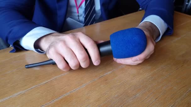 Repórteres mãos com microfone — Vídeo de Stock