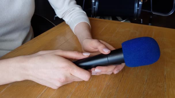 Репортеры руки с микрофоном — стоковое видео