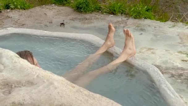 Hombre piernas en el agua que fluye — Vídeo de stock