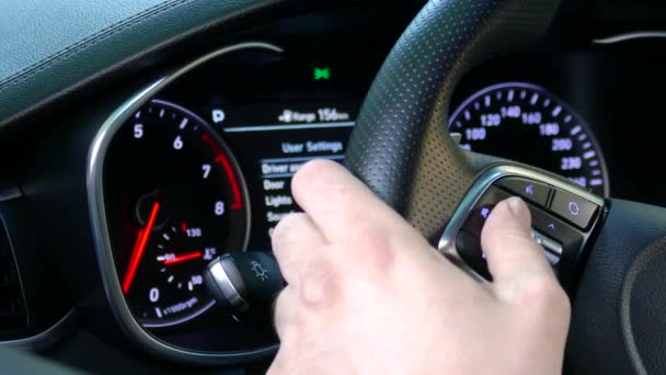 Pantalla grande adicional con instrumentos de control de coche — Vídeos de Stock