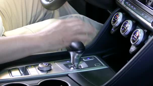 Close-up de pessoas mão mudando de engrenagem enquanto dirigindo carro — Vídeo de Stock