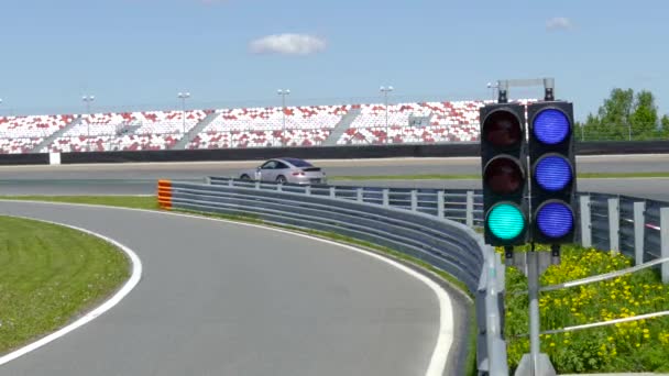 Semáforos en pista de rodadura en pit line — Vídeos de Stock