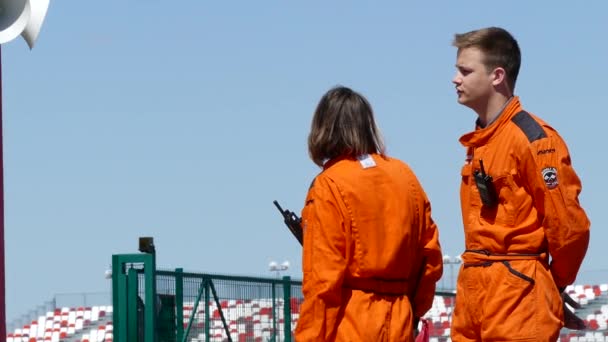 Marshal de corrida em pit lane — Vídeo de Stock