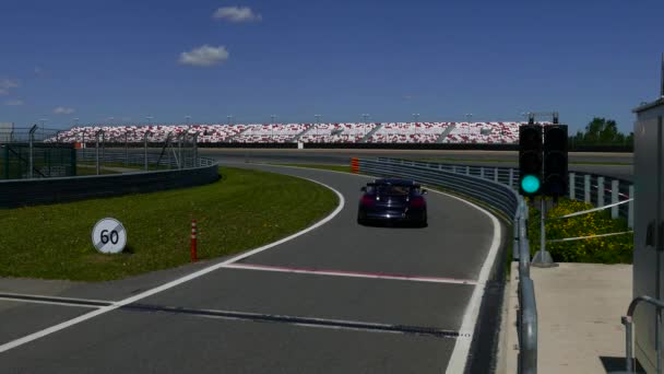 Traffic ligts and speed limit road sign on pit lane — Stock Video