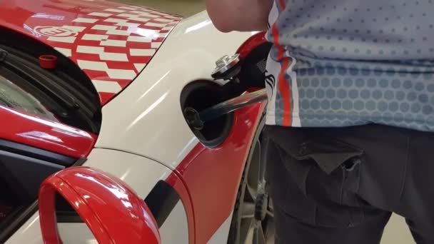 Mechanik napełnia paliwo z beczki do wyścigów samochodowych przed wyścigiem — Wideo stockowe