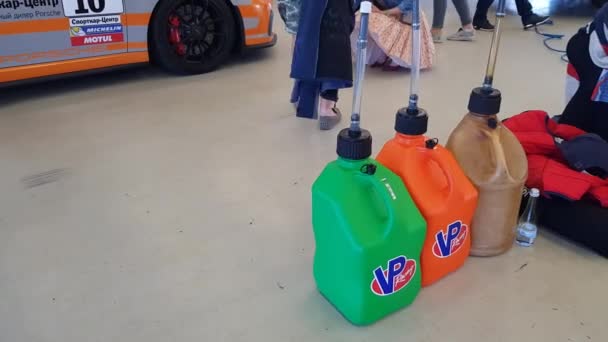 Gasolina deportiva en The Canister — Vídeos de Stock