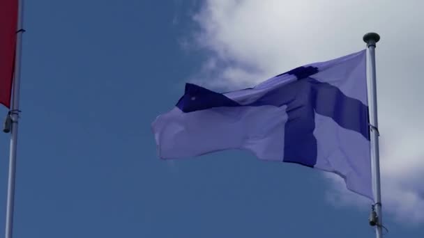 芬兰国旗在蓝天背景上飘扬 — 图库视频影像
